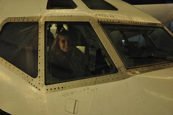 A Ana se fazendo de pilota de jatos, em visita à fábrica da Boeing, 30 km ao norte de Seattle, no estado de Washington, nos Estados Unidos